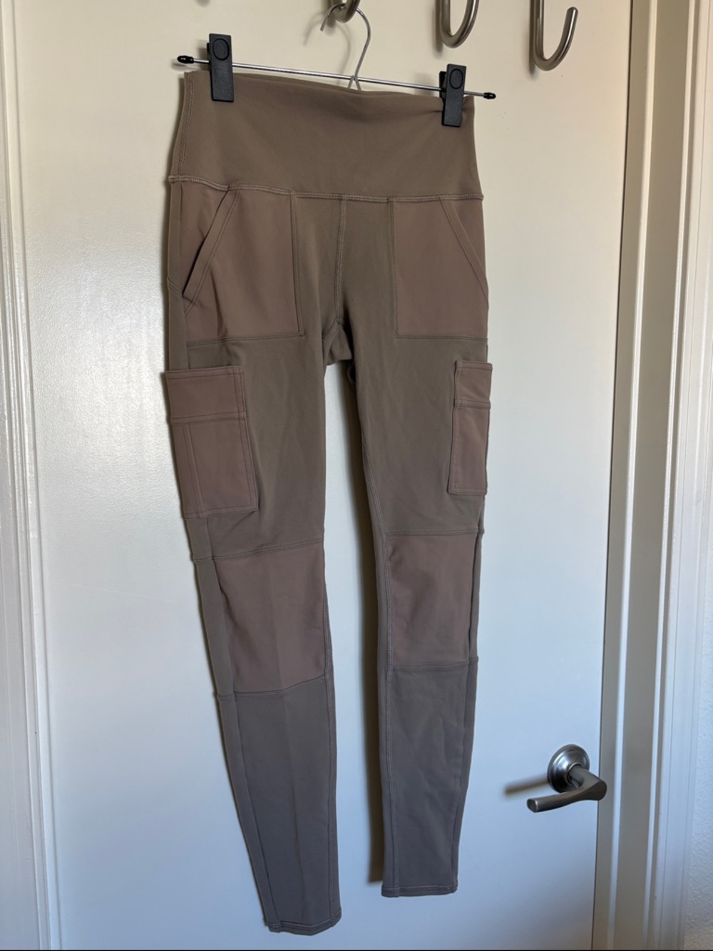Alo Yoga Utility Cargo Leggings High-Waisted Neutral Tan S